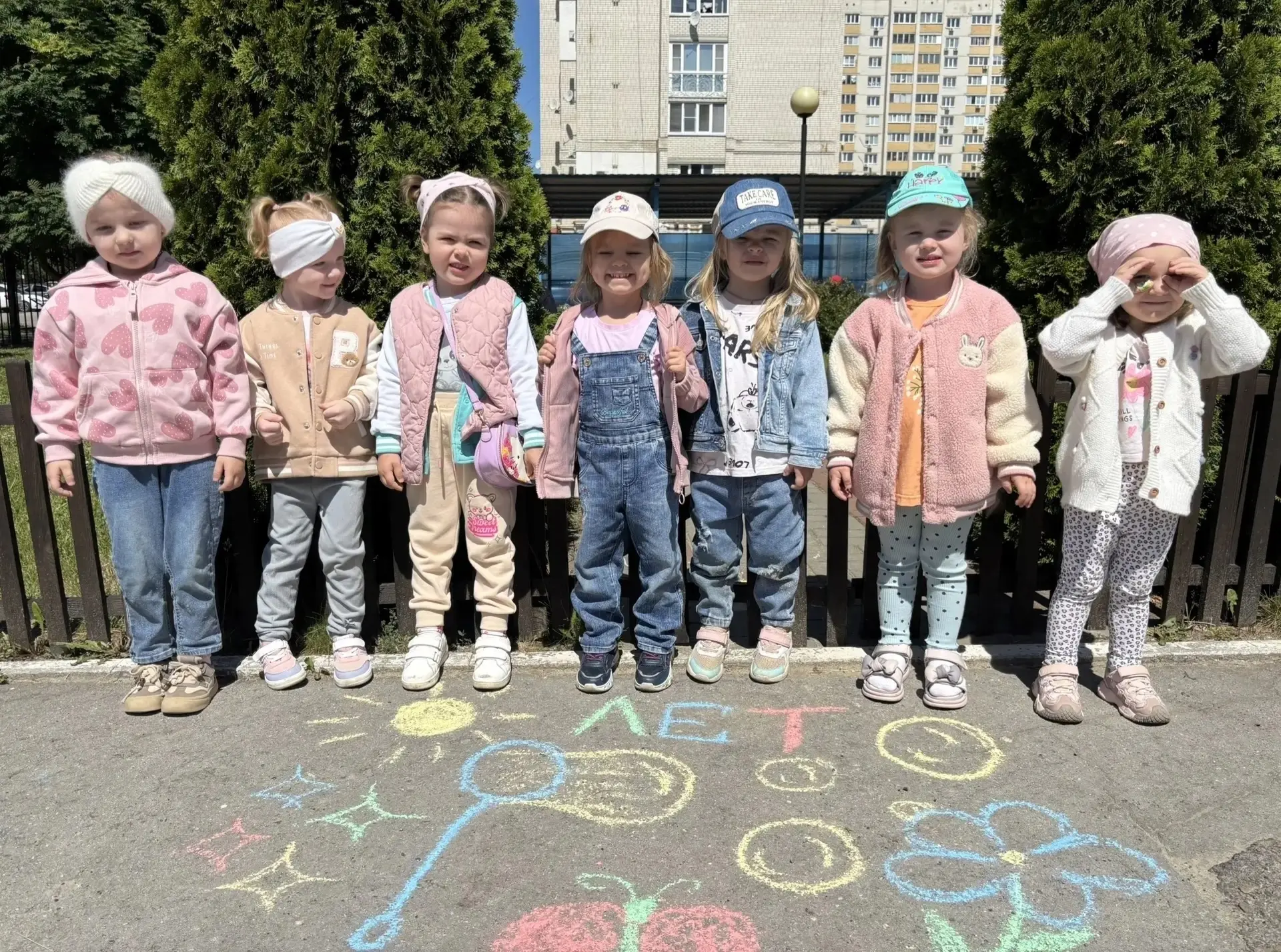 🔆🖍️🔆 В "Умке" проходит фестиваль рисунков на асфальте "Солнечное лето!"