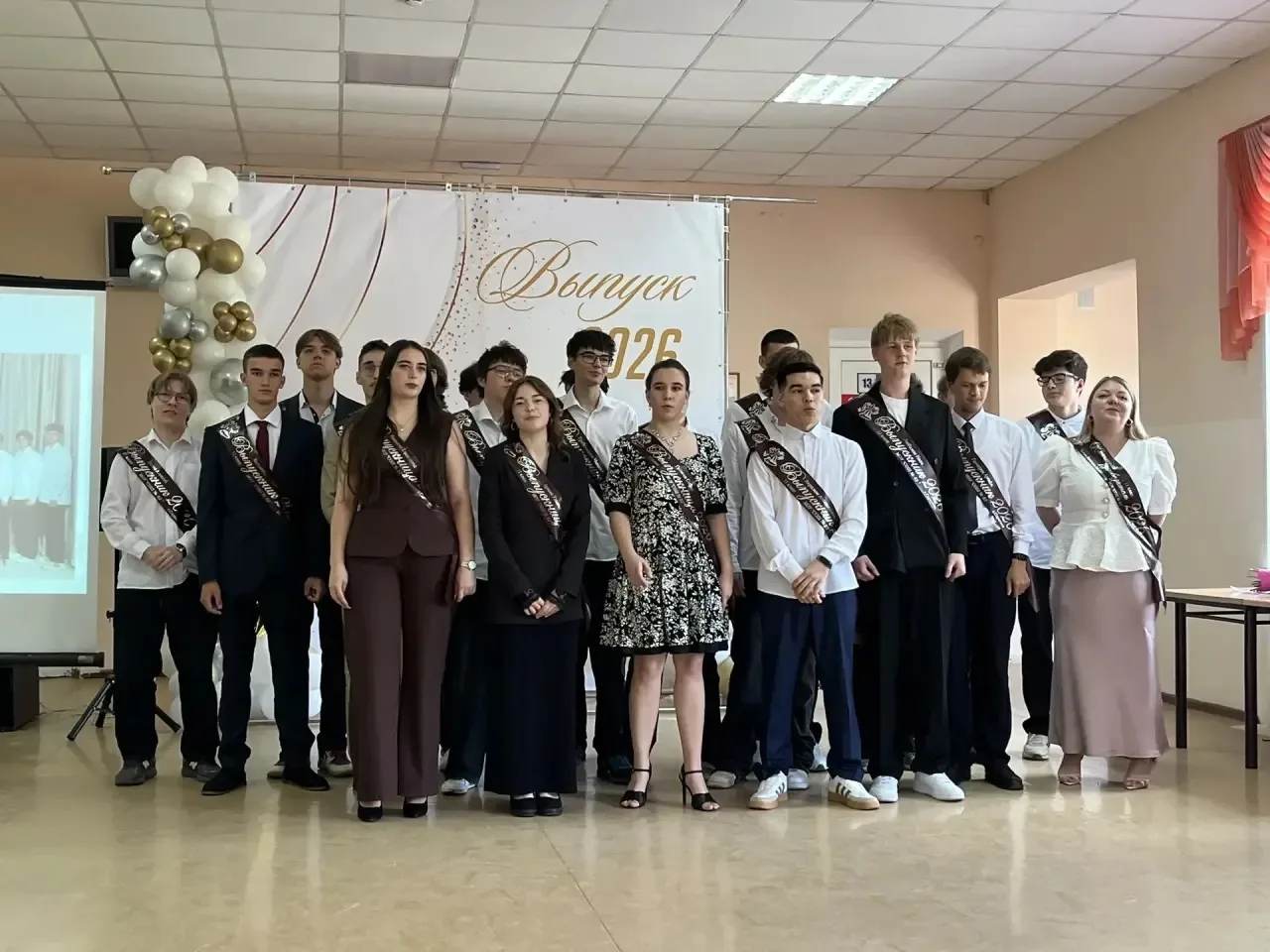 27 июня в нашей школе состоялась торжественная церемония вручения аттестатов для учеников 9-х и 11-х