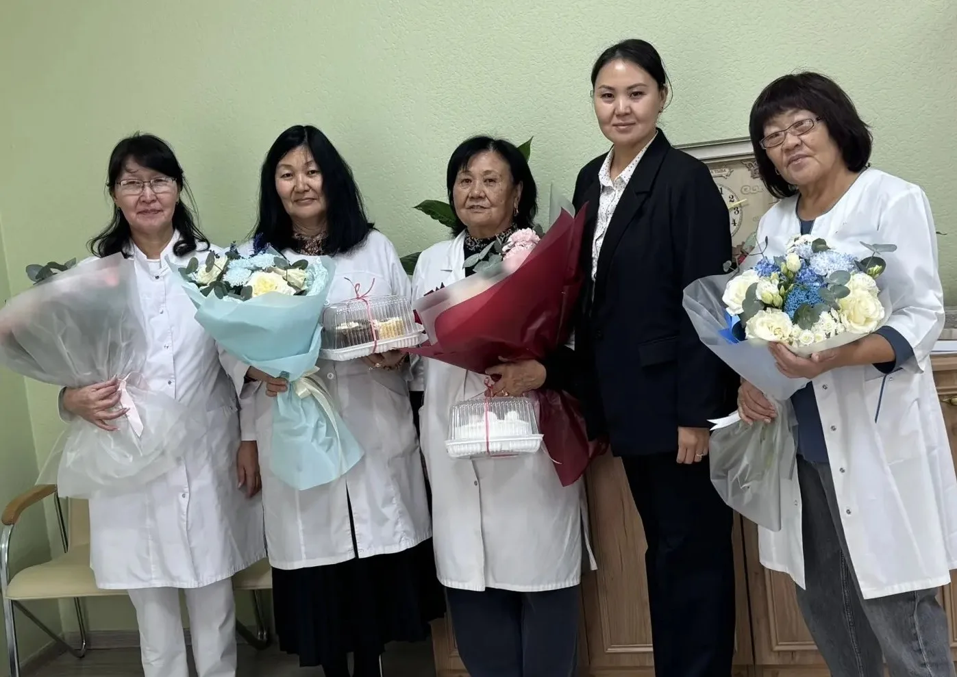 С Международным днем пожилых людей! 💐