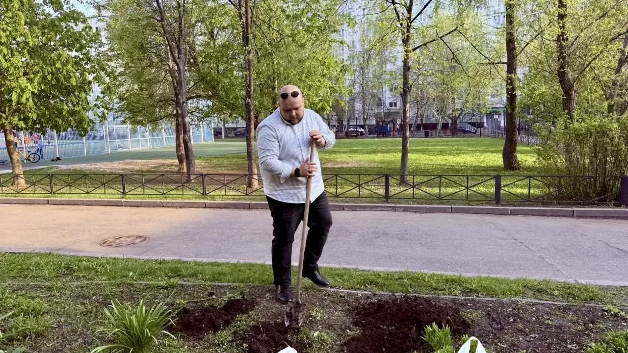 🌿 Весна — время обновления: вместе делаем школу красивее!   Весна дарит нам не только тепло и солнце