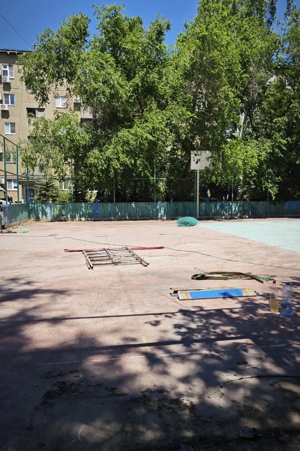 На ул.Мира,15 сносят спортивную детскую площадку. Демонтаж производят якобы по причине ...