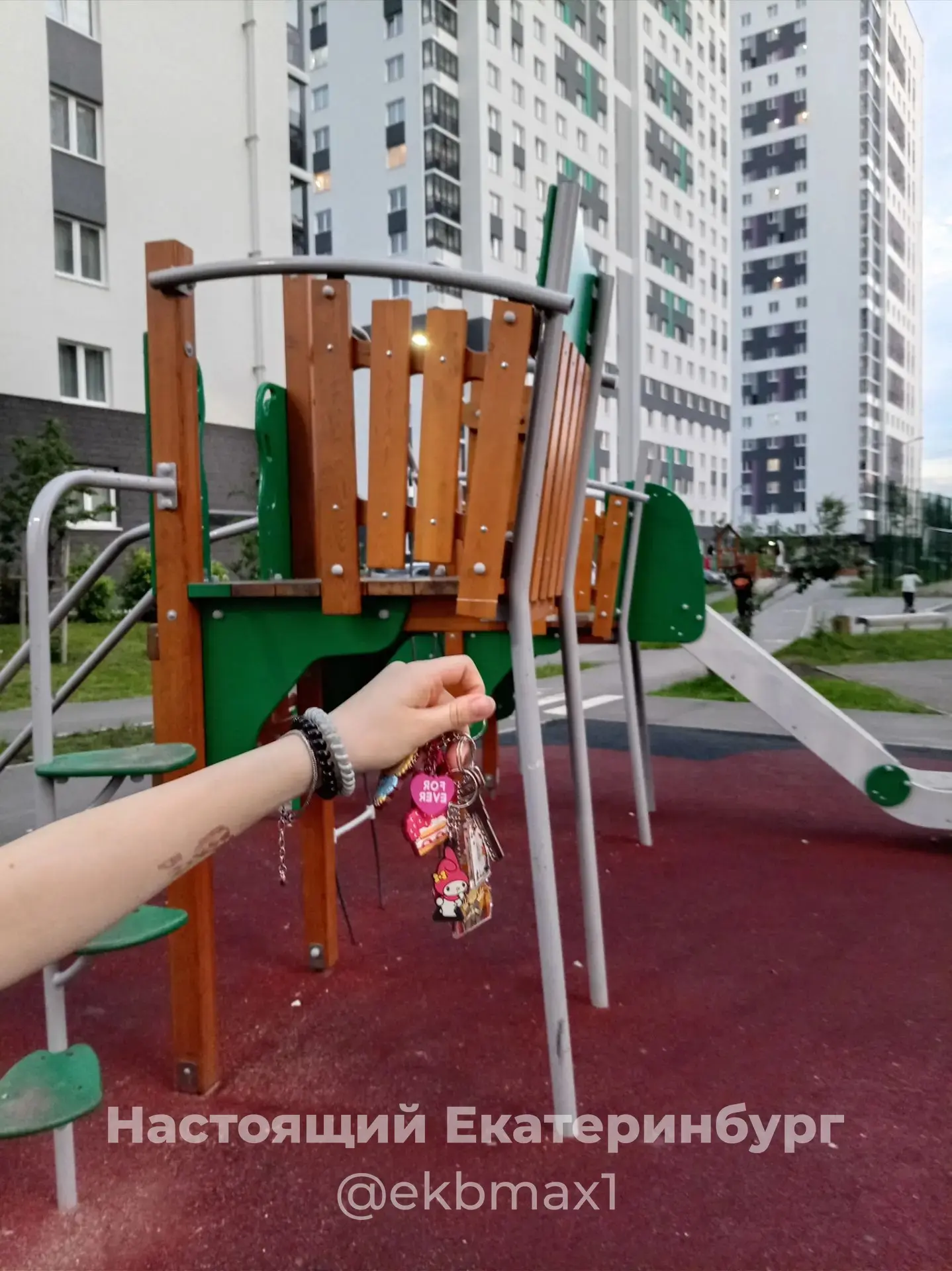 Нашли ключи в хрустальных ключах. Оставили на лавочке.