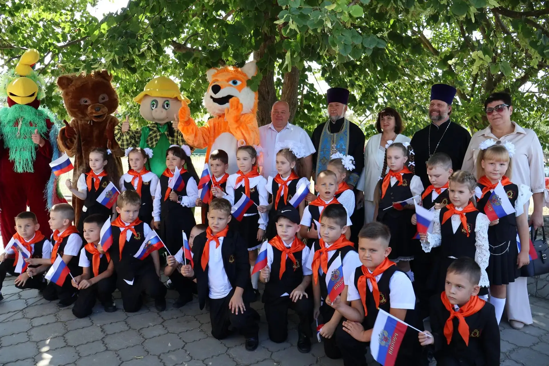 🏫✨ Школьный старт: 249 маленьких звёзд зажглись в ДК имени Звягина