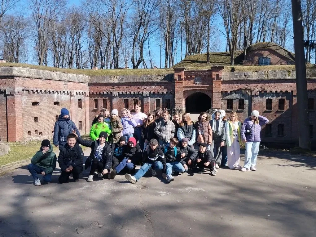🌆 Познавательное путешествие по Калининграду  Сегодня учащиеся 4 «Г» класса и их классный руководите