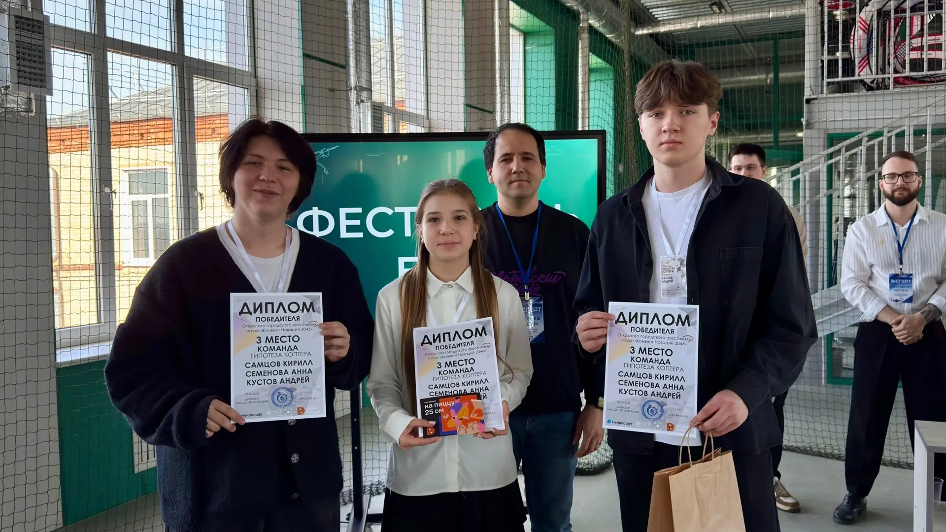 🚁 Будущее уже наступает!   Представьте мир 2046 года: дроны разносят кофе, роботы ведут уроки, а гор