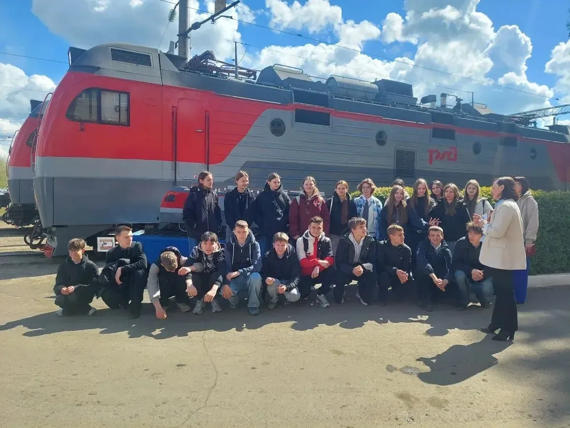 🚂Экскурсия в локомотивное депо: как это было🚃  Учащиеся 8 «А» класса посетили локомотивное депо Росс