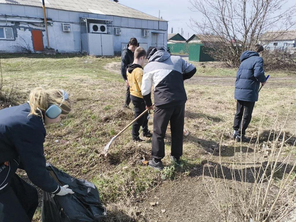 Вот это да! Сегодня после уроков наша школа превратилась в настоящий муравейник! Все уч...