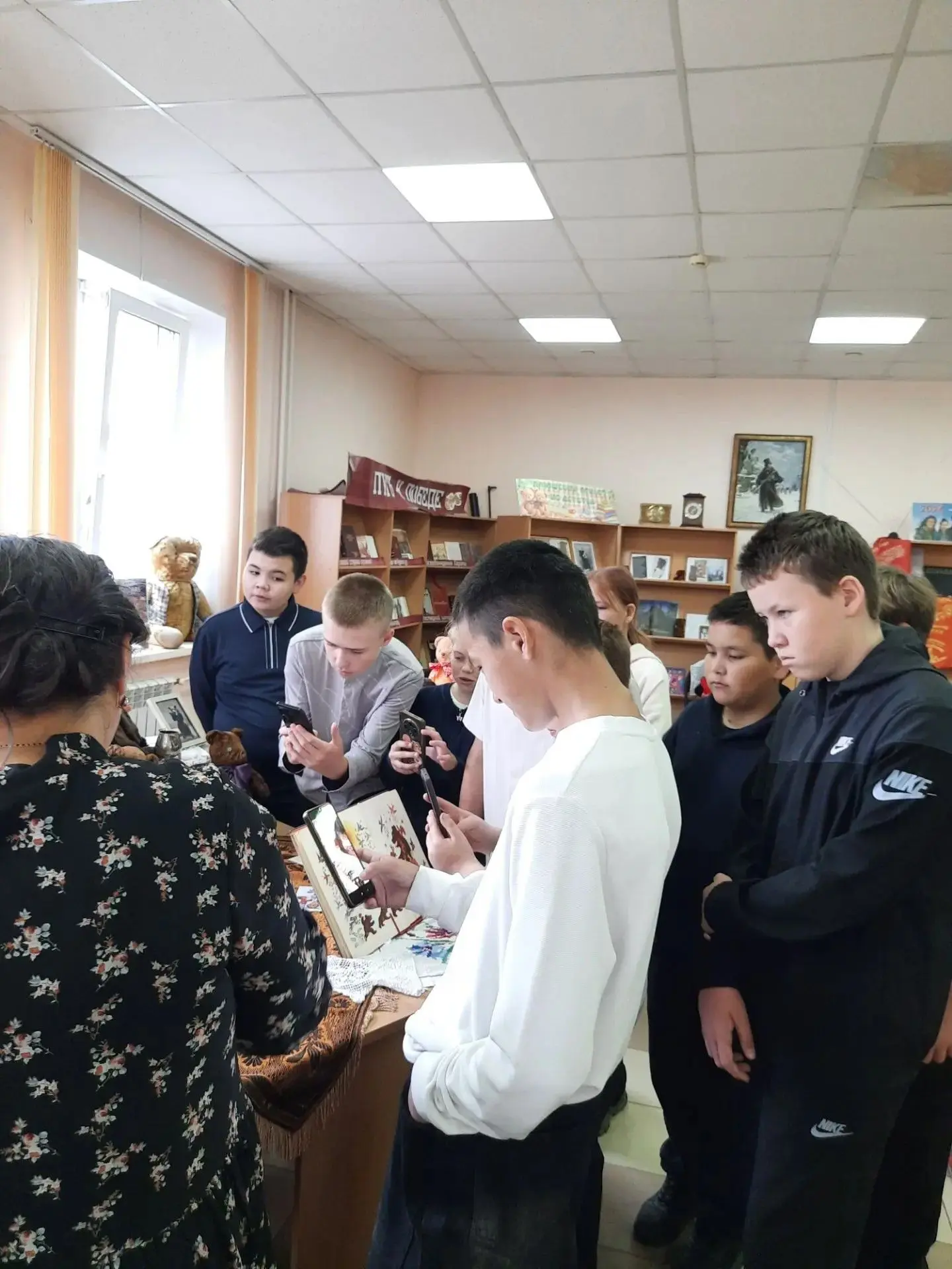 30 сентября ученики 6 класса посетили уникальную ретро-выставку «Плюшевый привет из дет...