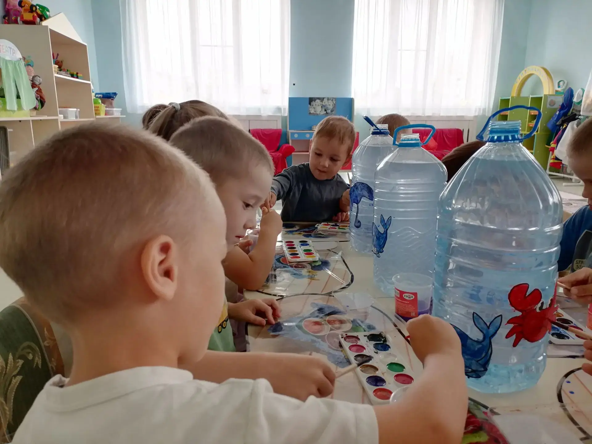 Сегодня в младшей группе прошел «День экспериментов с водой». Воспитанники познакомилис...
