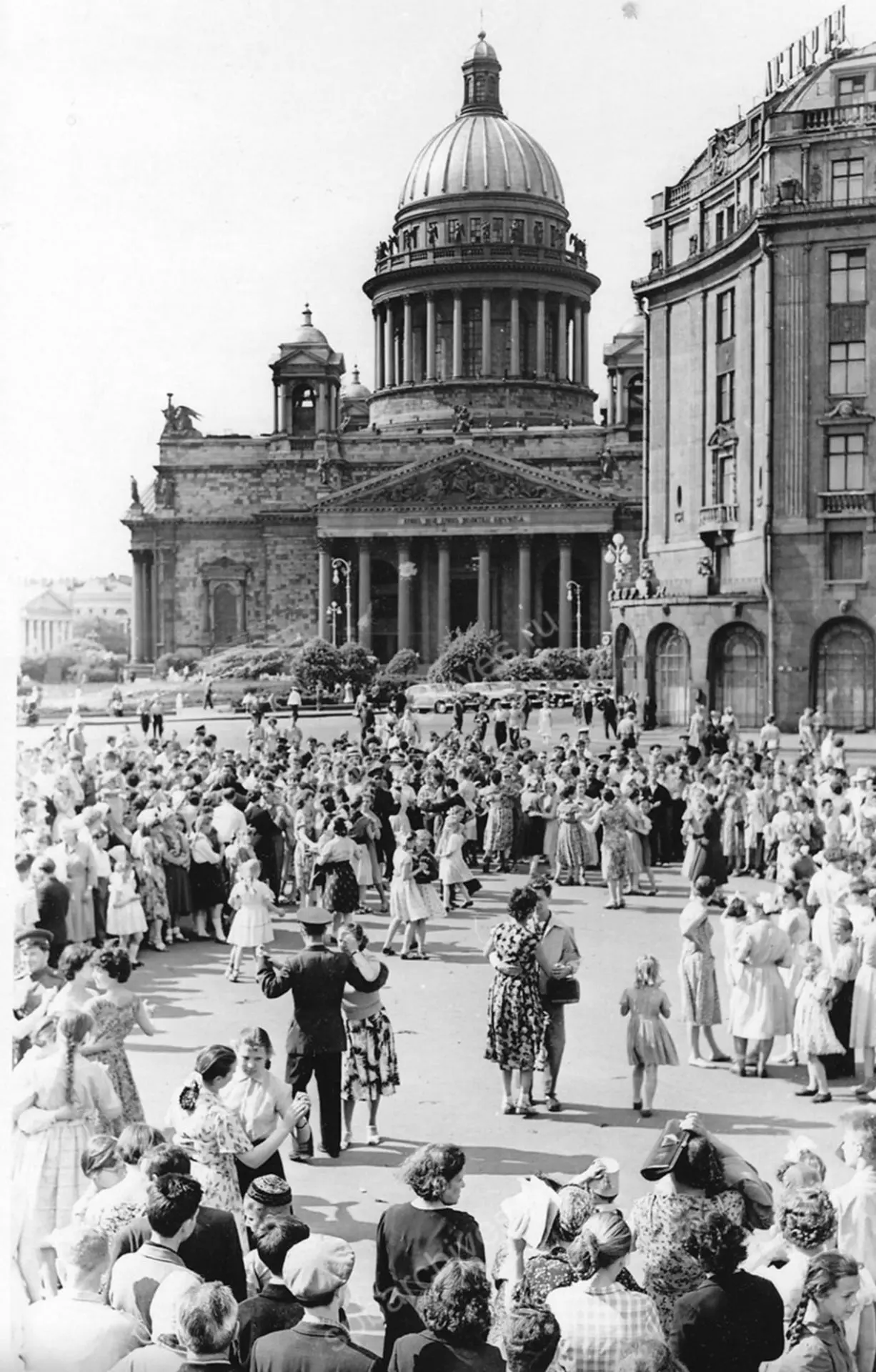 1960.Танцы в воскресенье на Исаакиевской площади. 
Автор: Геннадий Копосов.