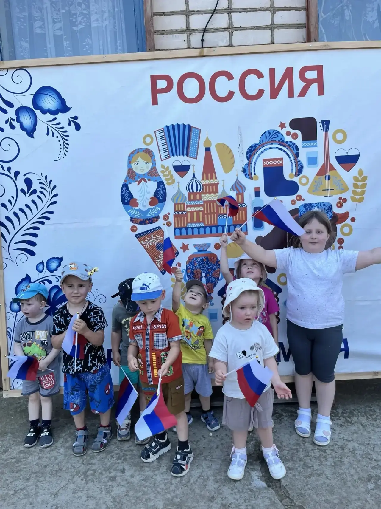 Ко Дню России ребята ранней группы «Божьи коровки» узнали , из каких цветов состоит флаг России и от