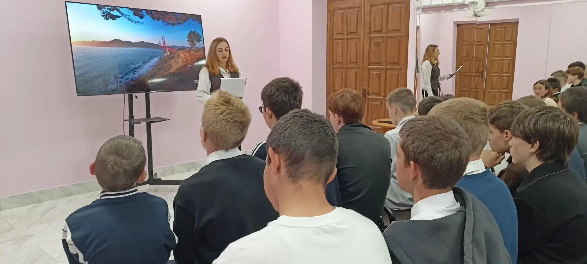 30 октября обучающиеся нашей школы посетили фотовыставку в Доме культуры города Починка...