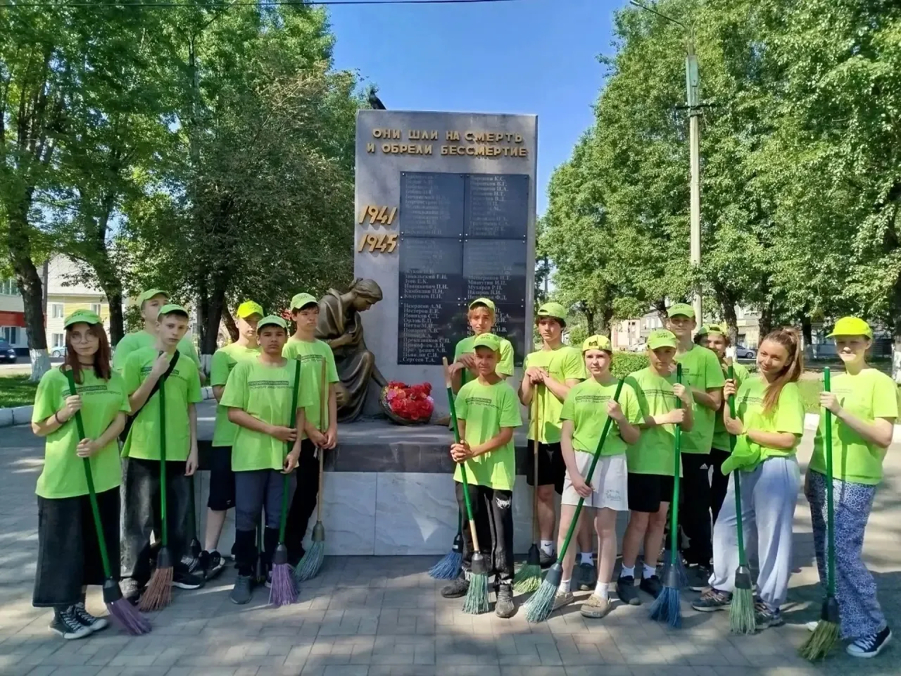🎗️Активисты «Профкоманды.ФМ» присоединились ко Всероссийской акции «Память священна»

🕯️Активисты 