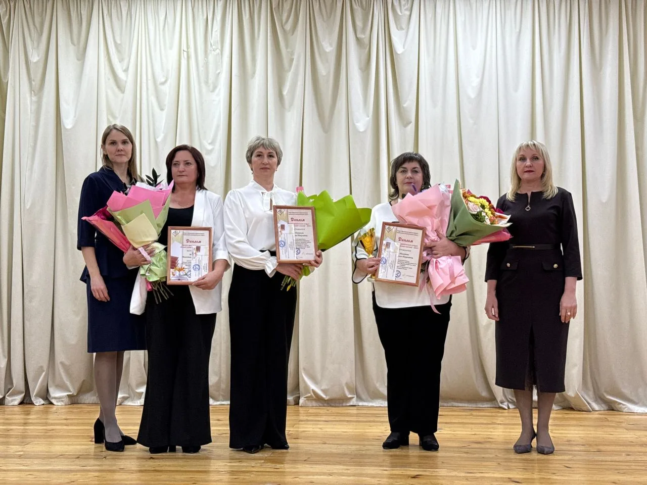 9 декабря сцена актового зала МБОУ СОШ с. Тербуны стала площадкой для лучших классных руководителей 