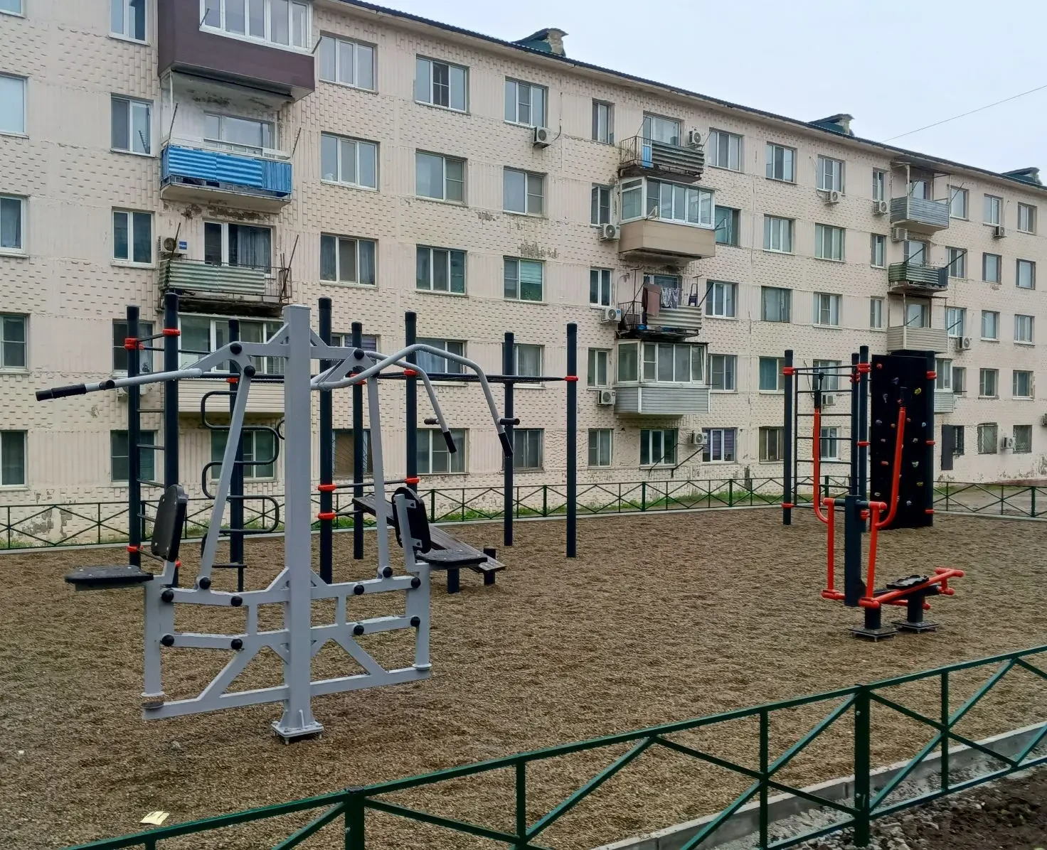 В Зарубино  завершается   обустройство новой спортивной зоны на ул. Строительной. Благодаря победе  