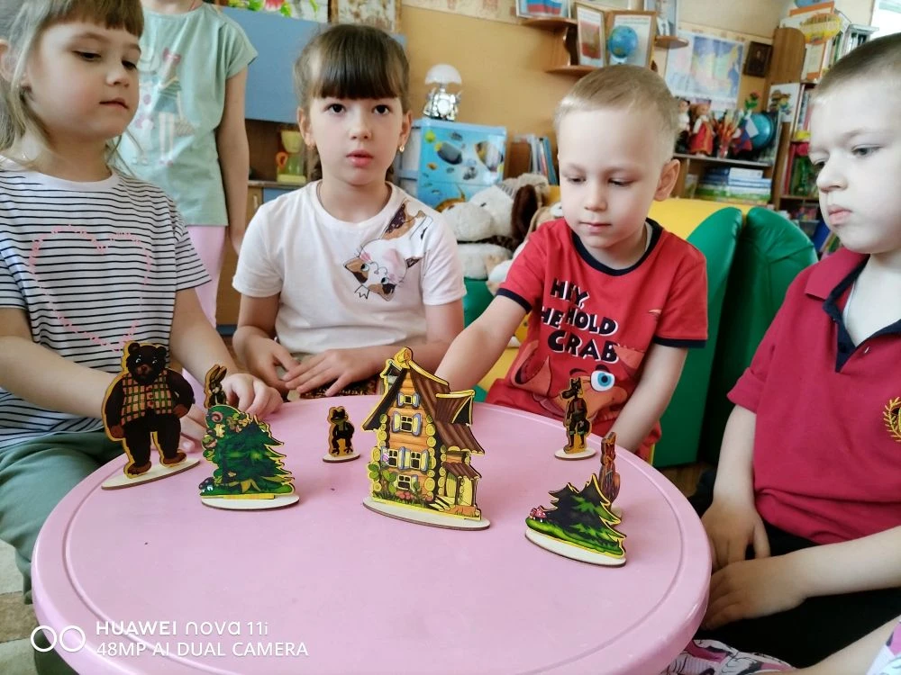 Воспитанники группы "Василёк" представили свою версию русской народной сказки "Теремок"...