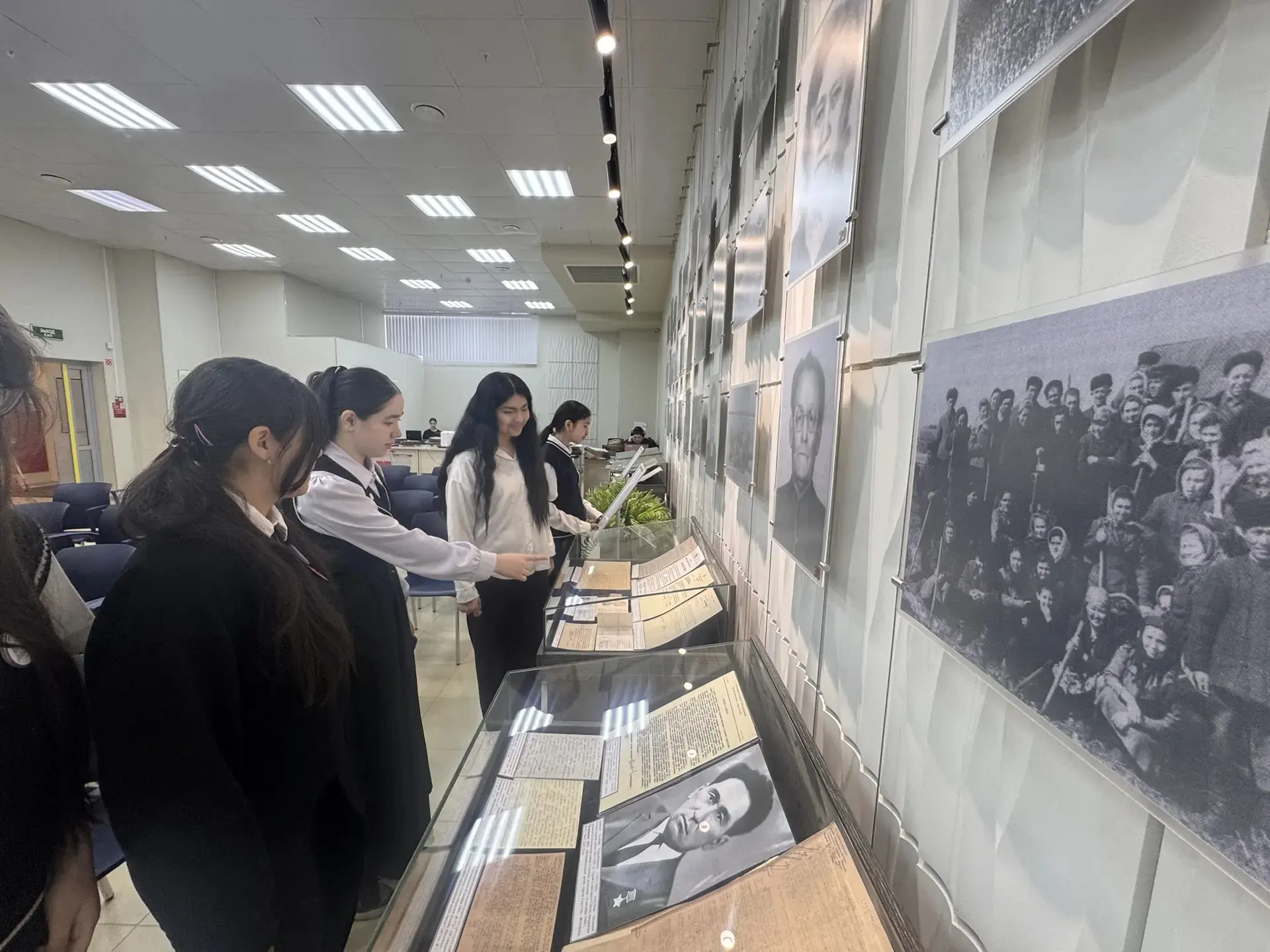 14 мая ученики 7Д класса 🧑‍🏫 с классным руководителем Садыговой С.А. посетили « Муниципальный архив 