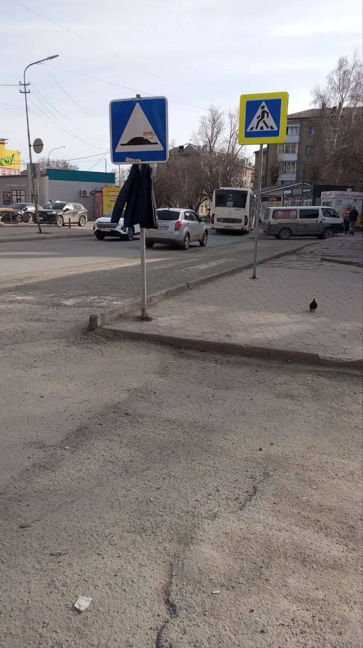 Новосибирцы позаботились о дорожном знаке на ОбьГЭС и надели на него куртку😳
