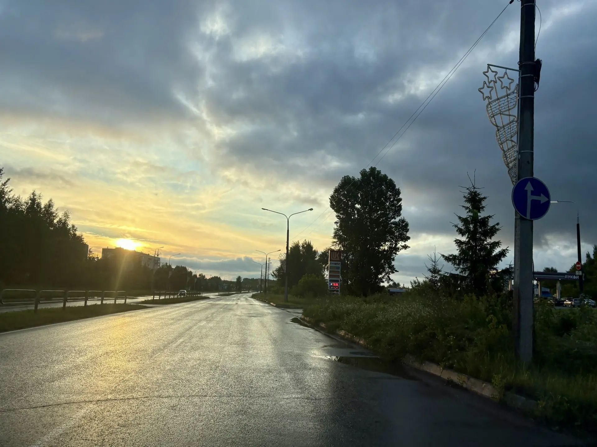 Сегодня в 5:00 на заправке "Лукойл" заправляли не более 30 литров. Был только 95 бензин...