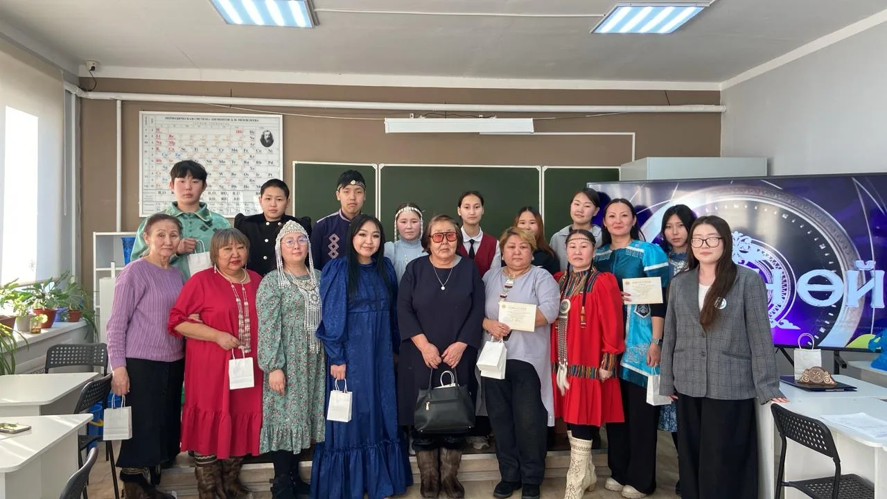 Олунньу 17 күнүгэр сылын аайы ыытыллар төрөөбүт тыл, сурук-бичик күнүн көрсө оскуола иһ...
