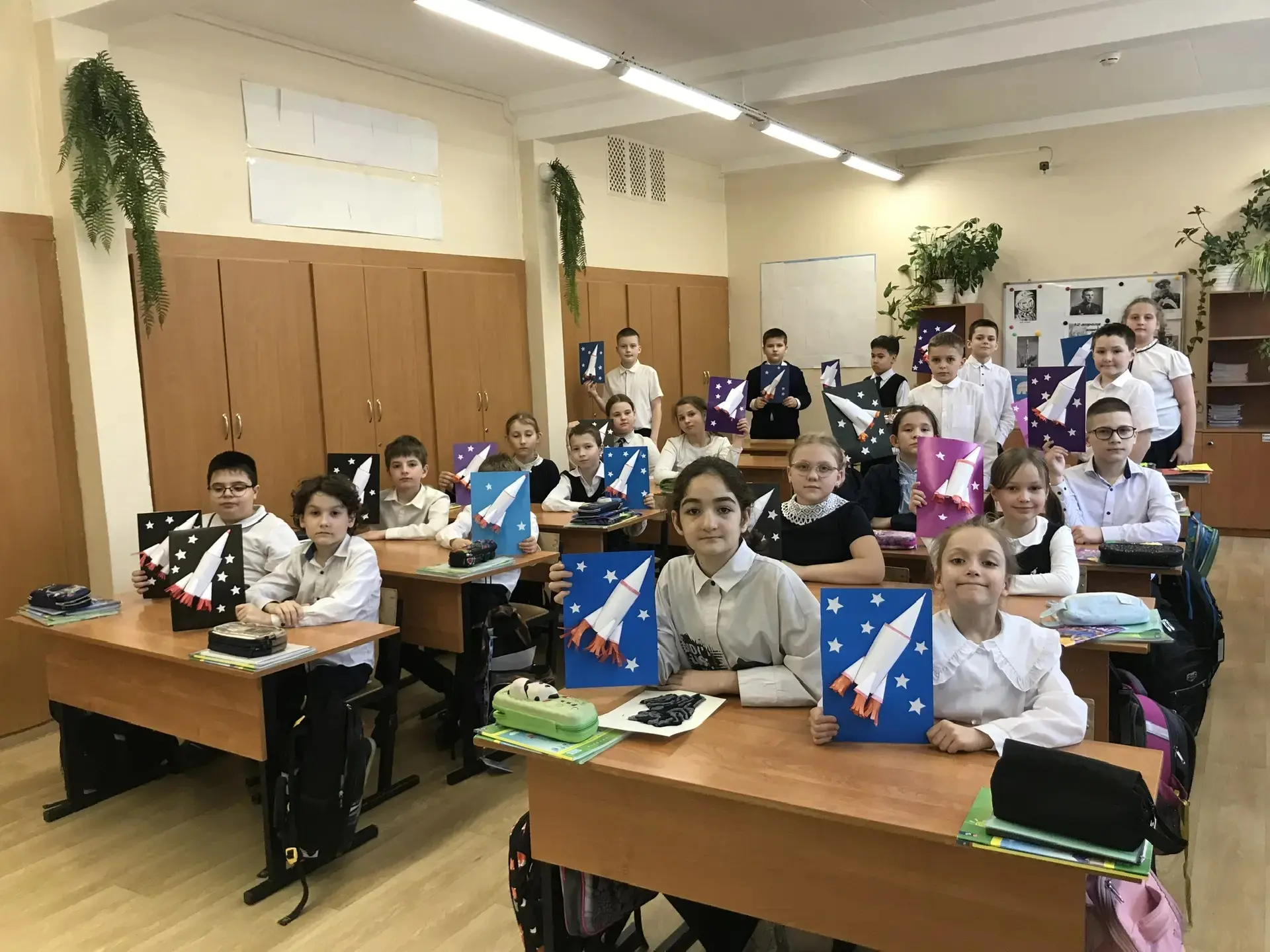 🚀   Разговоры о важном: 65 лет триумфа. Ко Дню космонавтики.        В нашей школе прошло занятие в р