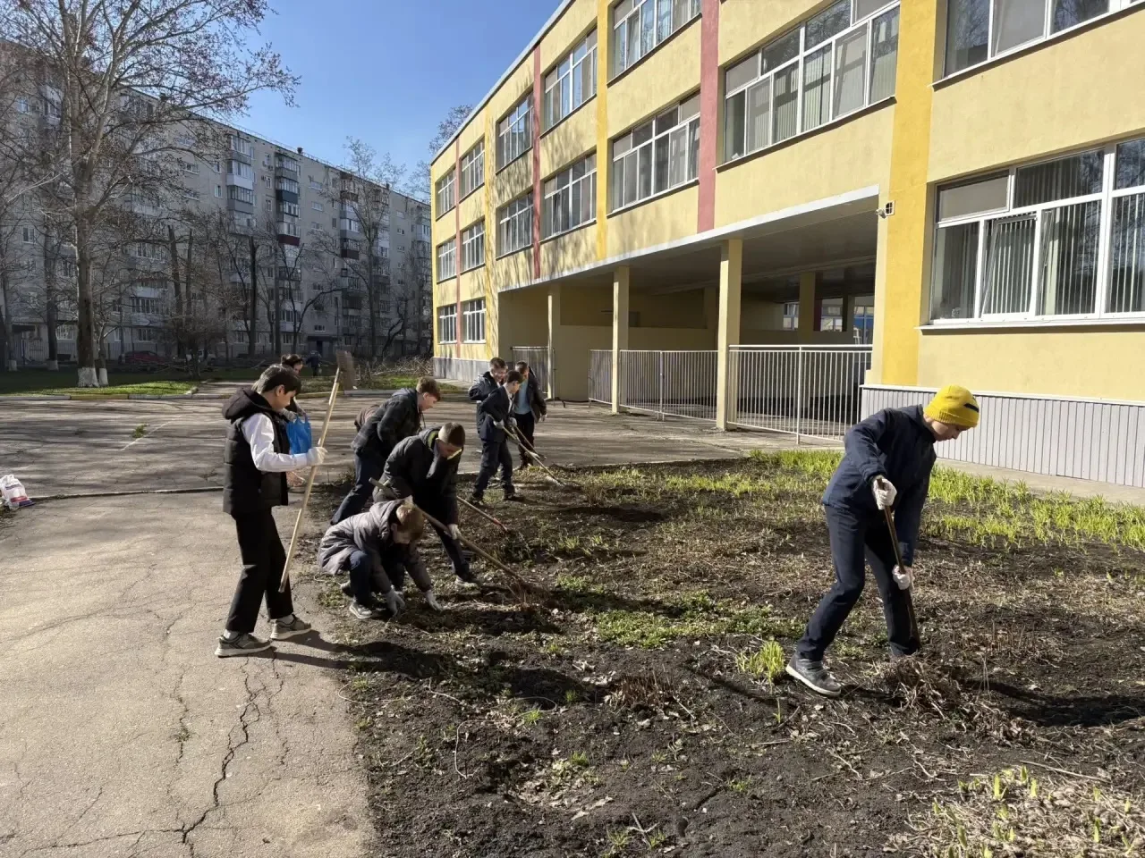 Весенний субботник в нашей школе!   Ребята 5А класса вышли на весеннюю уборку пришкольной территории