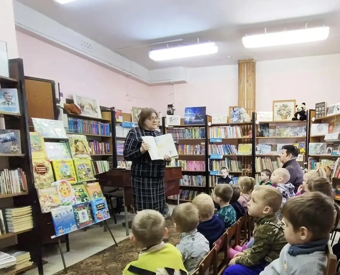 📚 Сегодня дети группы "Звёздочки" посетили филиал городской центральной библиотеки.