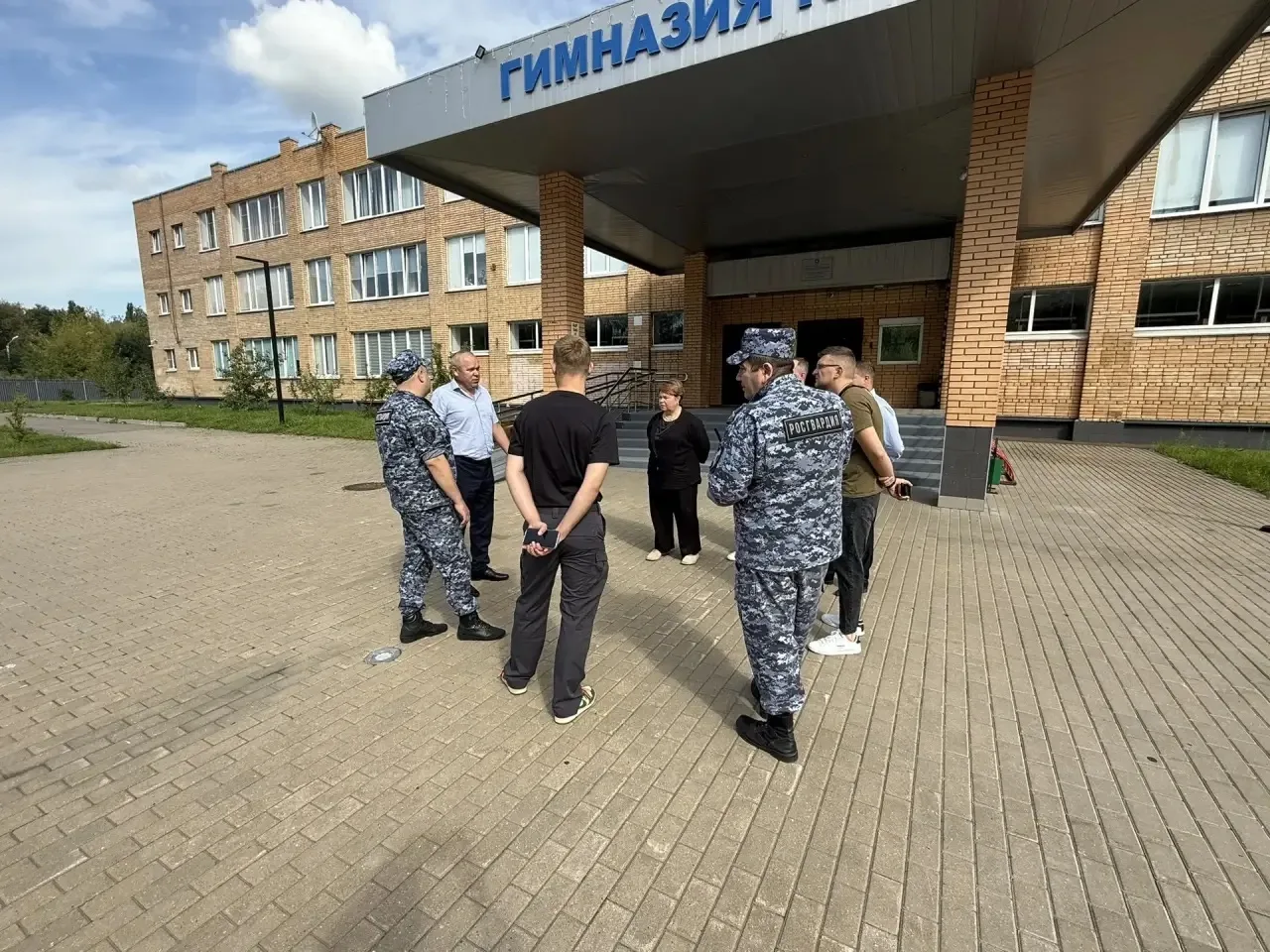 Сегодня в Гимназии — день тактической подготовки. Вместо звонков — отработка сигналов, ...