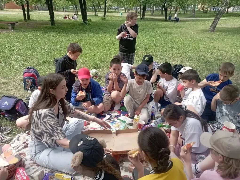 🎉 Ура, каникулы! 🎉  Пока старшие классы осваивали кинопремьеры, ученики 3 «Д» класса тоже провели ве