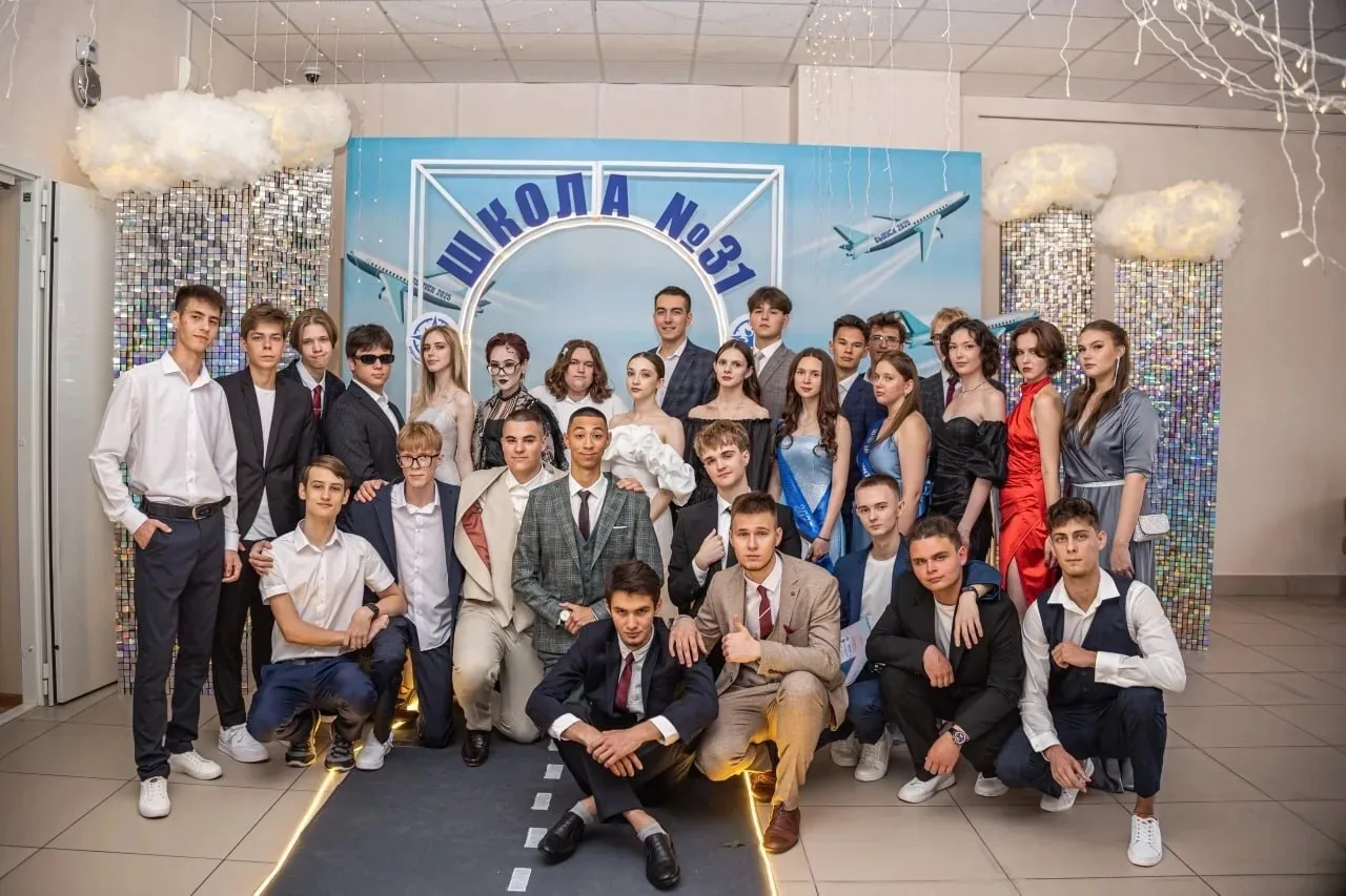 🎓  Школа в стиле аэропорта, статьи о выпускниках в городской газете и конкурс на звание «Лучшего вы