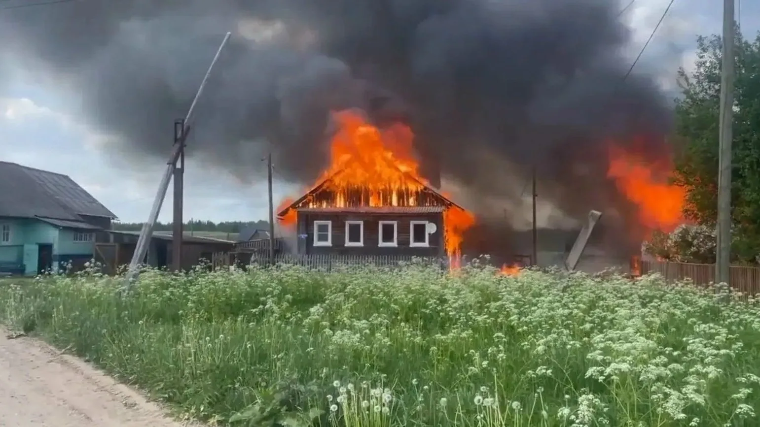 🚒 В деревне Морщихинская в минувшие выходные произошёл серьёзный пожар. Огонь полностью уничтожил д