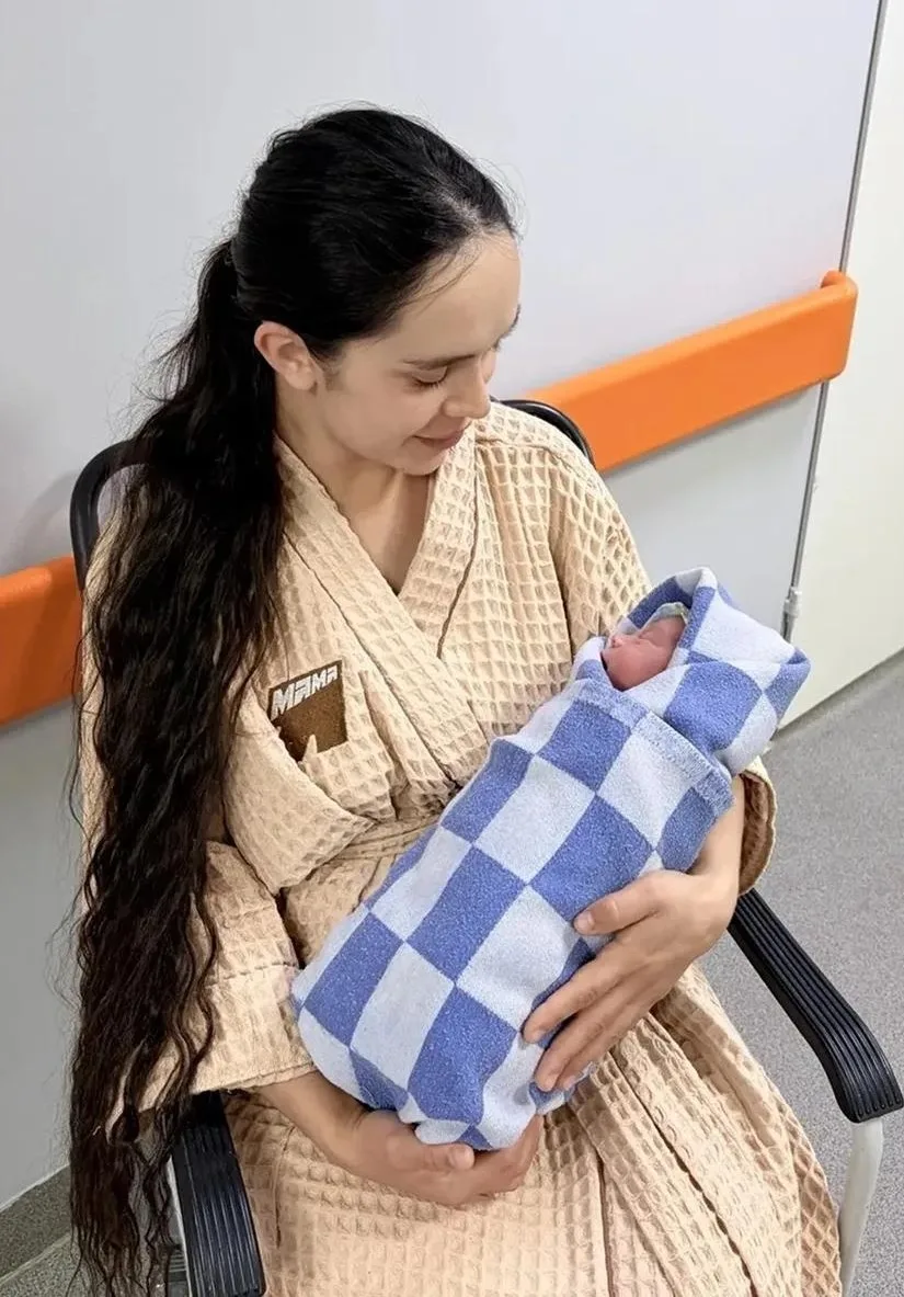 Женщина родила мальчика на борту самолета Красноярск – Новый Уренгой
