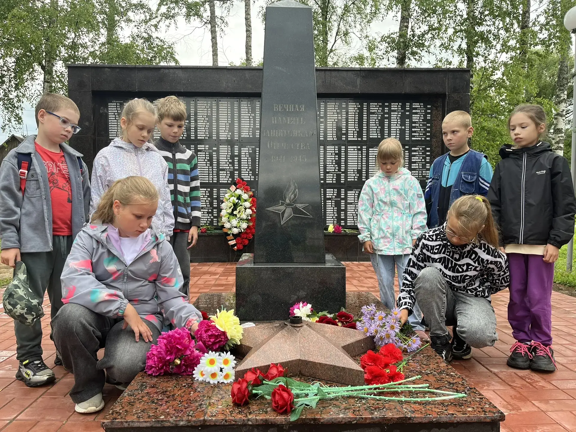 Сегодня, 22 июня, в нашем школьном лагере в отряде «Круг друзей» прошел особенный день — День памяти