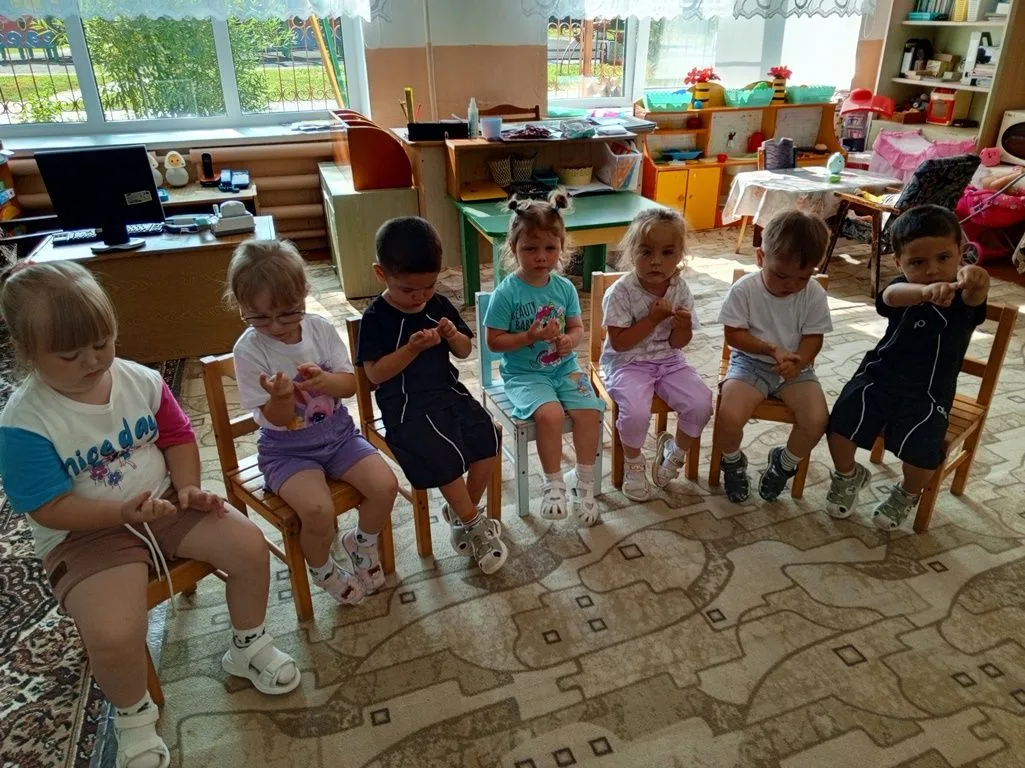 🌼 Ромашковое счастье: День семьи в группе «Капитошка»! 👨‍👩‍👧‍👦✨

Сегодня, 8 июля, наши самые ма