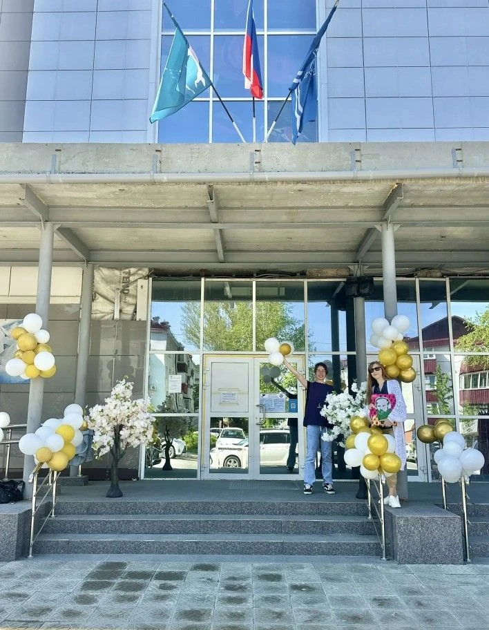 🎈Поздравляем с Международным днём защиты детей и началом каникул! 🌞 

Шарики на крыльце - это наш 