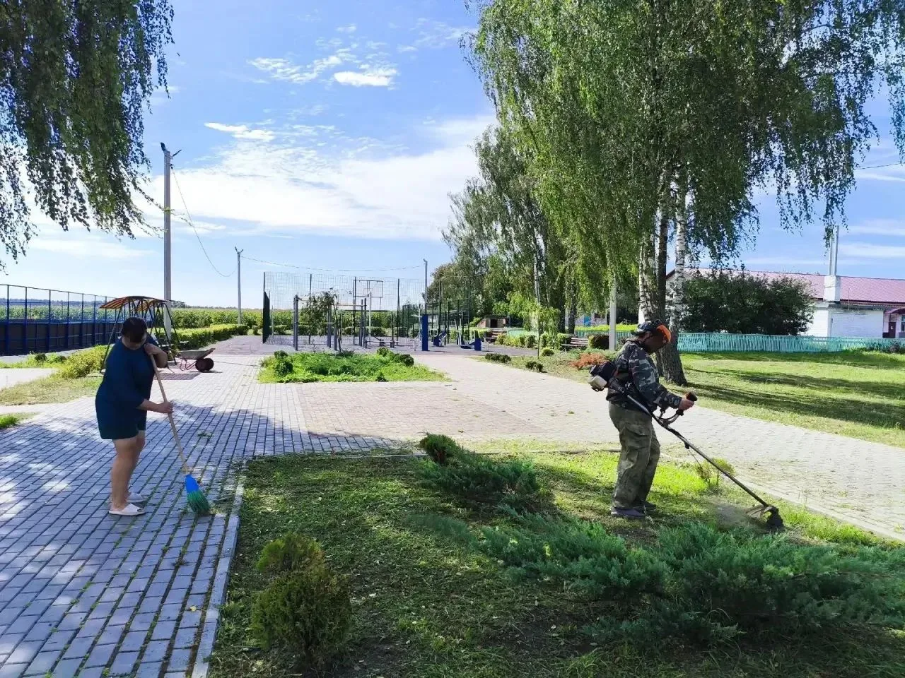 Продолжаем делать территорию Клинцовского района чище.