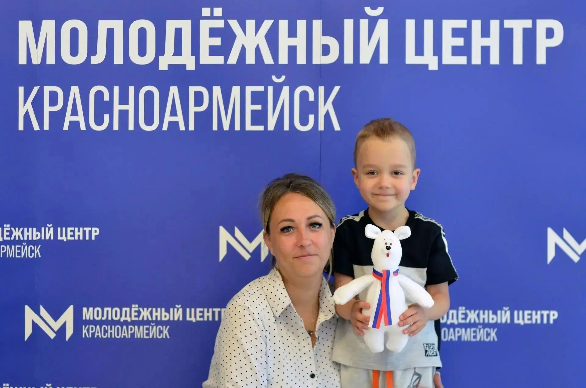 В Молодёжном центре прошёл мастер-класс «Сшей Мишку – обними Россию»