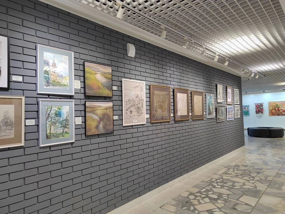 Сегодня в большом зале картинной галереи открылась выставка "Родники радости" Междунаро...