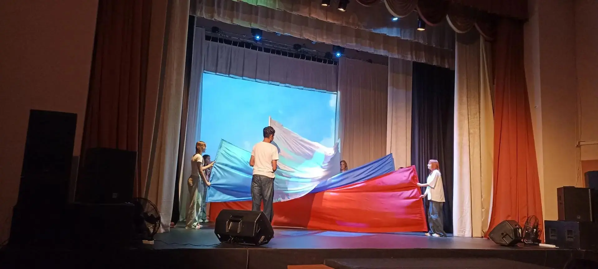 Сегодня стены нашего культурно-досугового центра "Сусанинский" наполнились музыкой и ос...