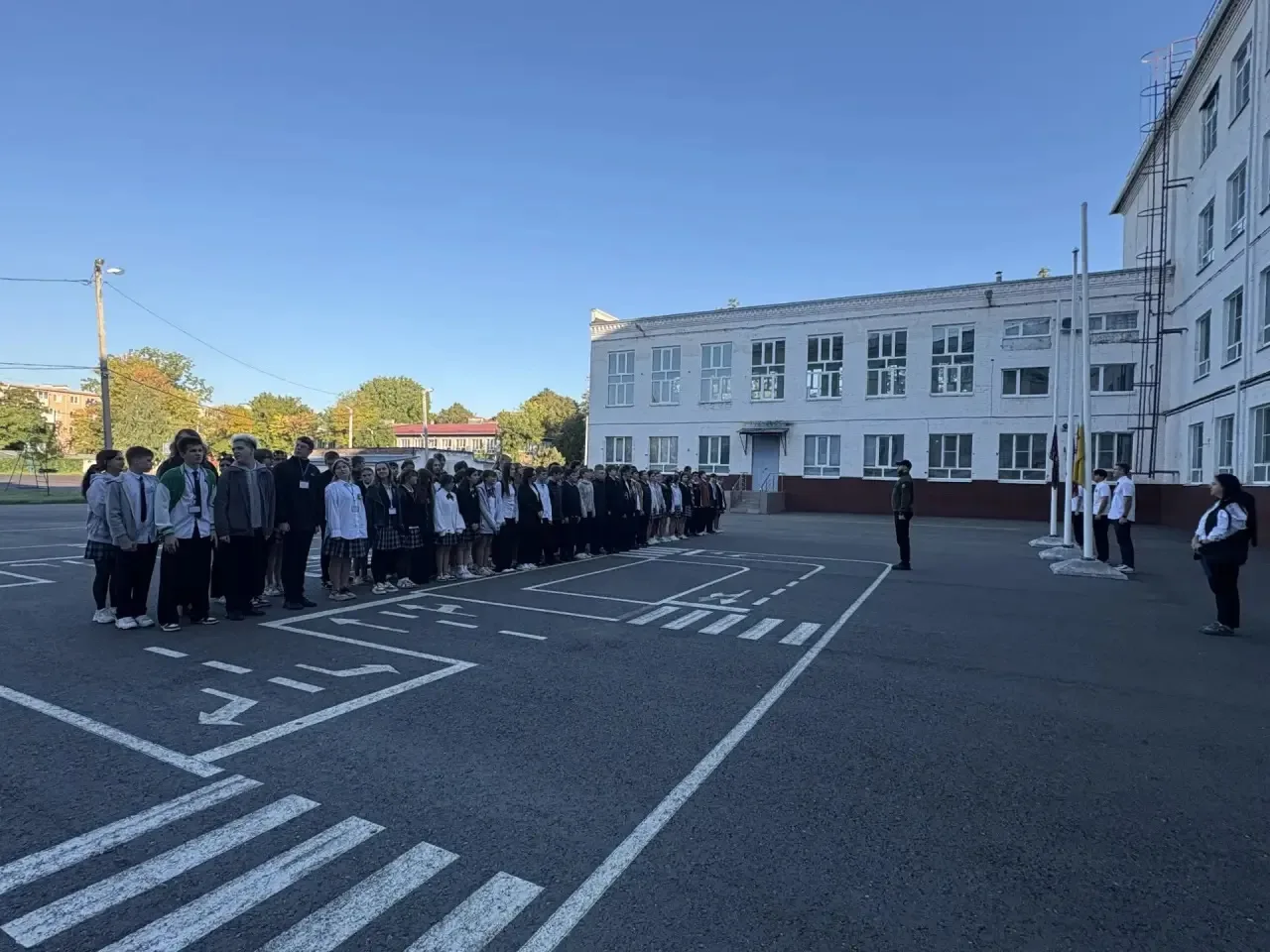 В МАОУ СОШ № 10 состоялось традиционное поднятие флага.В торжественной церемонии участв...
