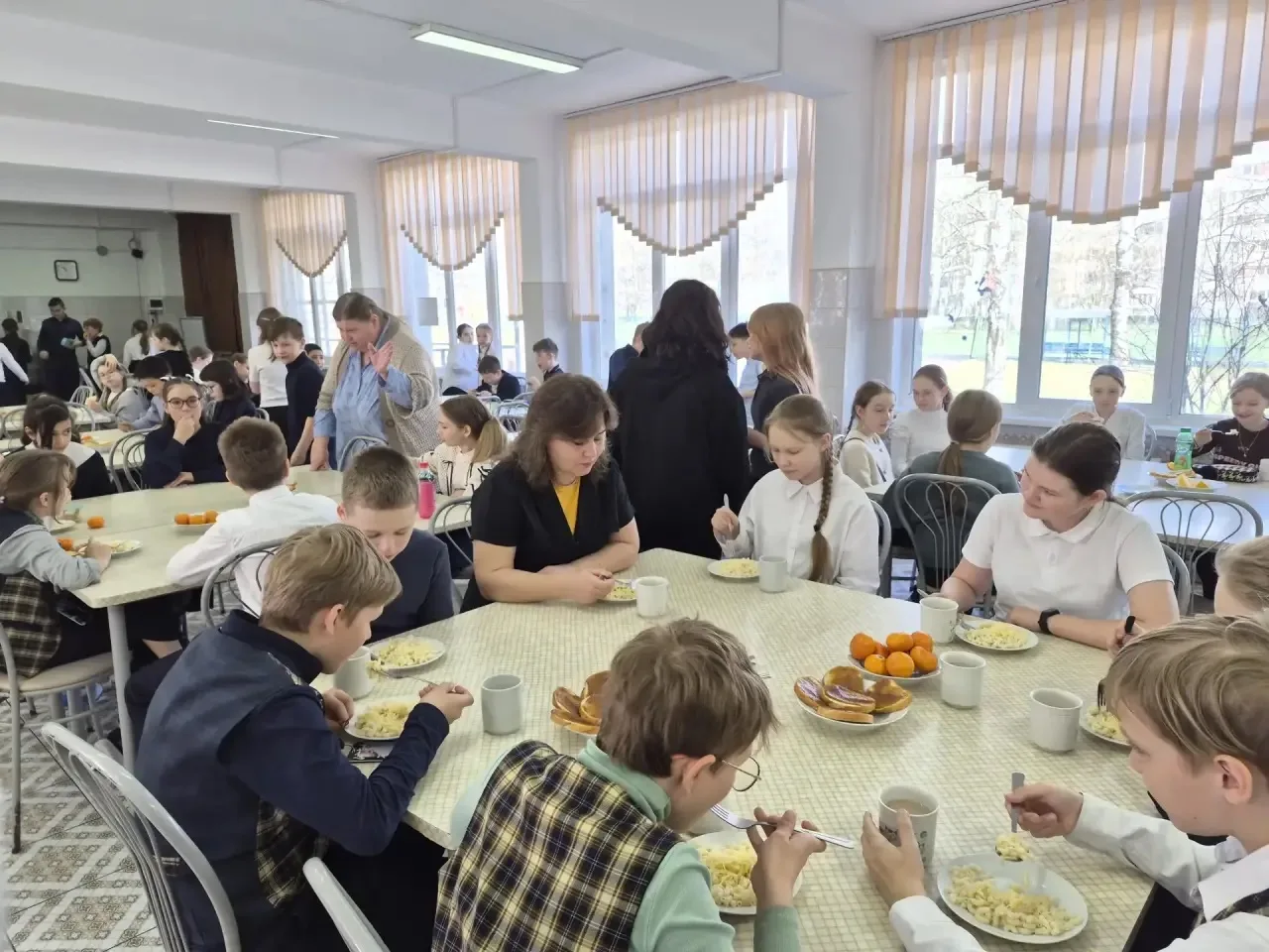🥐☕️ Утро началось со вкусом: в нашей школе прошёл «Завтрак с директором»!  Сегодня в школьной столов