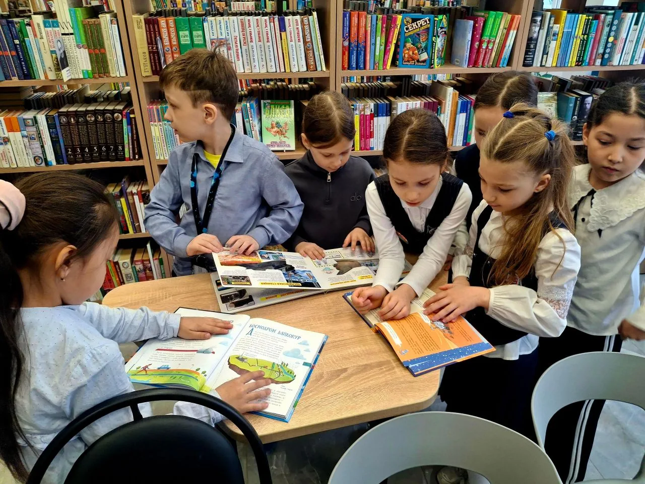 📢Рубрика #гагаринскиймарафон_125  🚀Космическое путешествие 1 А класса в библиотеку 🚀  🗓️9 апреля уче