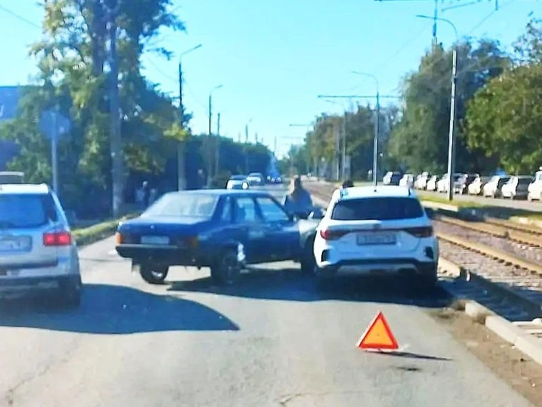 ДТП на Большом проспекте. Напротив медколледжа две автоледи не поделили дорогу.