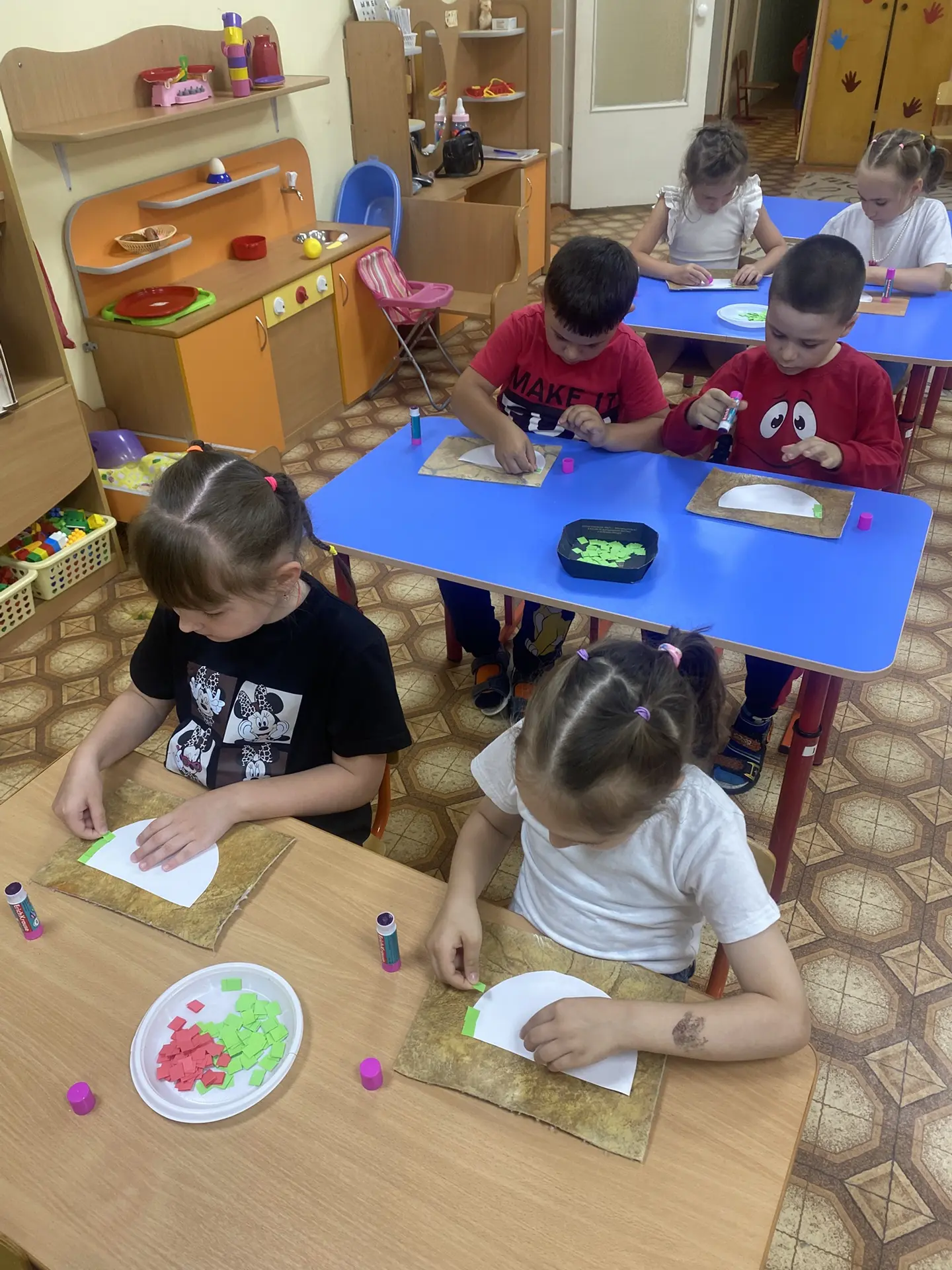 🎉 Аппликация «Арбуз» в детском саду: творим вместе! 🎉

Дорогие родители! На занятии по аппликации 