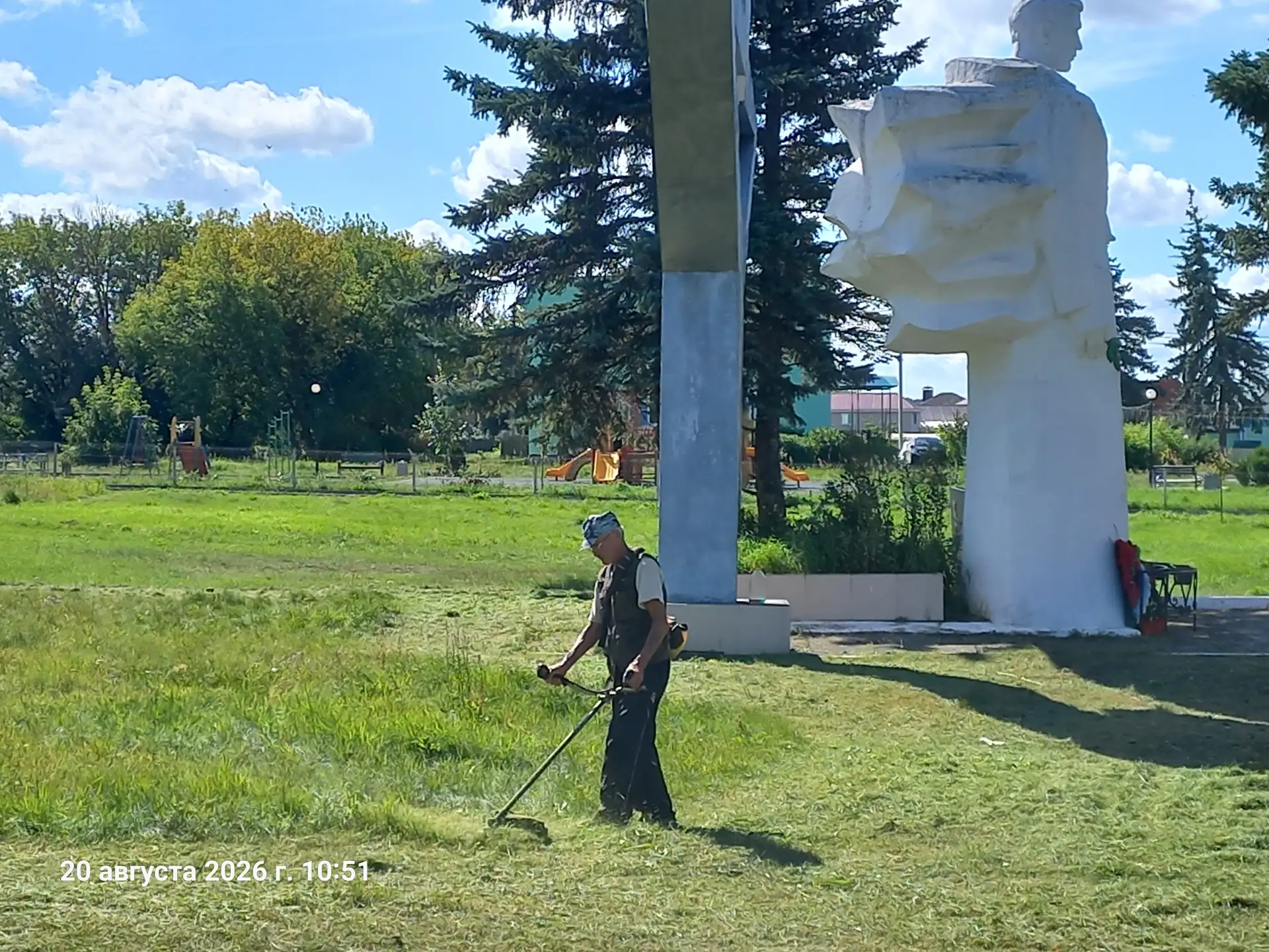 В Корекозево продолжаем бороться с сорной травой.