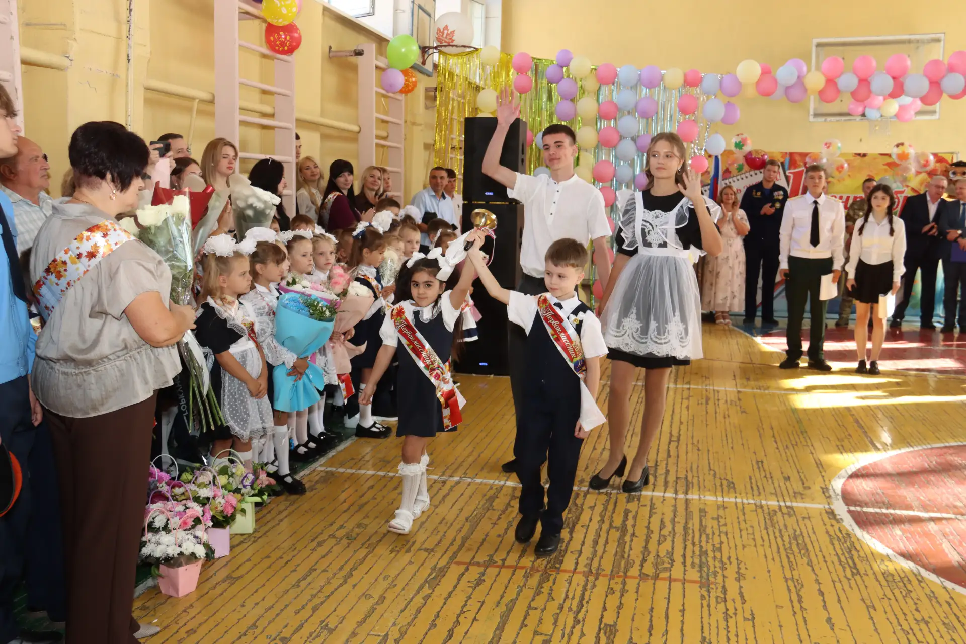 🎒 Руководство Администрации Главы ЛНР поздравило школьников Луганска с Днем знаний