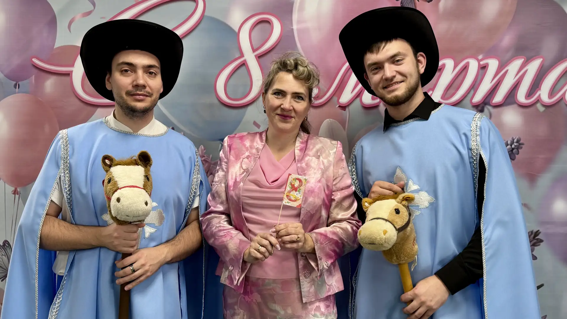 💐 ВЕСНА НАЧИНАЕТСЯ С УЛЫБОК!  💐  5 марта в нашей школе утро началось не с привычного звонка, а с нас