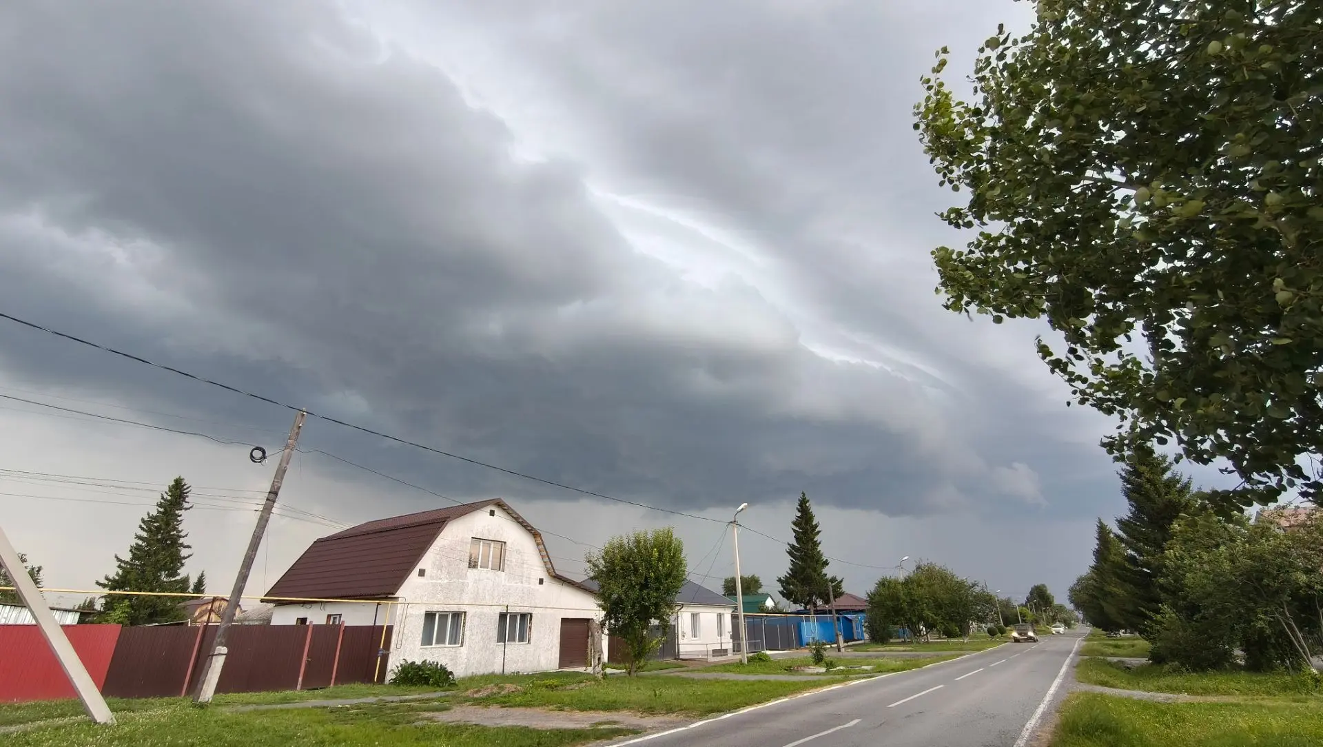 Гром гремит, сверкают молнии ⚡⚡⚡
А вы ждёте дождика? ⛈️⛈️⛈️