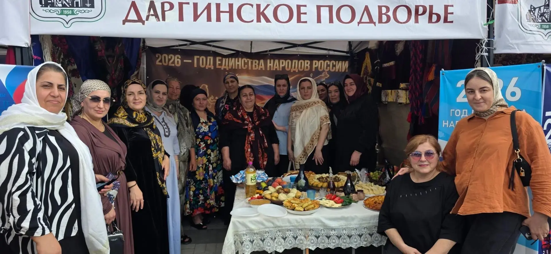 Сеидахмед Мамадов вместе с почетными гостями посетил колоритные национальные подворья, ...