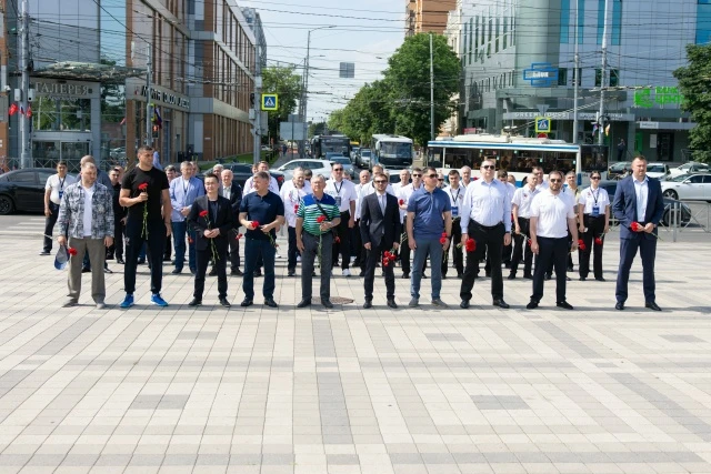 🇷🇺 В преддверии Дня России на Площади Памяти Героев прошло торжественное возложение цветов к Вечно